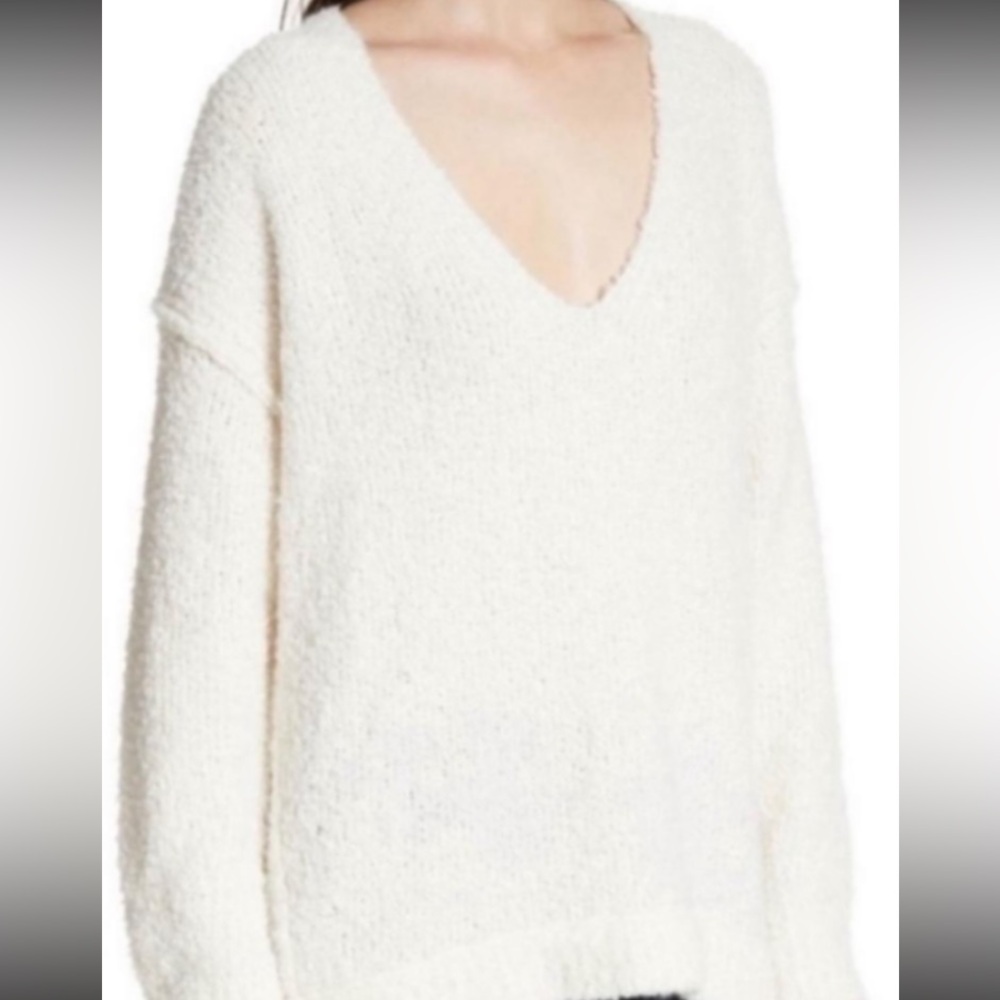 IN GREAT CONDITION!! FREE PEOPLE Oversized V Neck Sweater SIZE XS